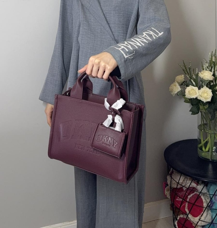 دكني توت مع شارم باللون البرجندي هادلي مزينه بالشعار Dkny Hadlee Tote Handbag