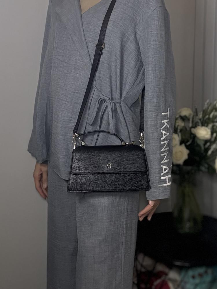 شنطة اجنر ديليا بلون اسود وتفاصيل ذهبيه سمول DELIA SHOULDER BAG S