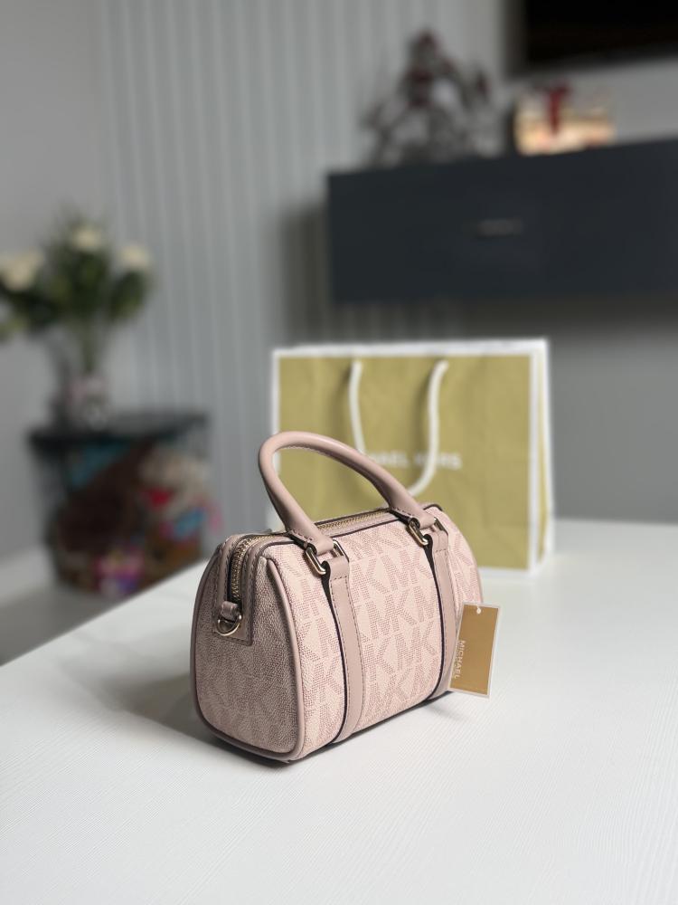 شنطة مايكل كورس بيدفولد ليقسي دفل باللون باودر وردي michael kors bedford legacy duffle powder pink xs