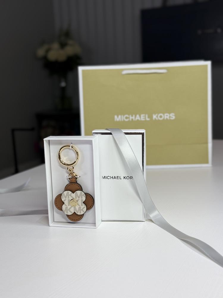 ميدالية مايكل كورس بنية سجنتشر micheal kors keychain floral leather