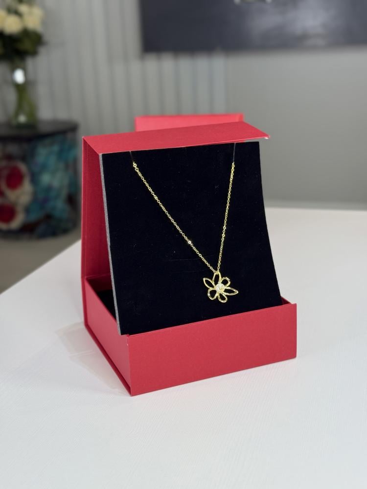 سلسلة كارولينا هريرا بعلامه ورده ناعمه ومزينه بلولو مع اللوقو gold Carolina Herrera necklace flower