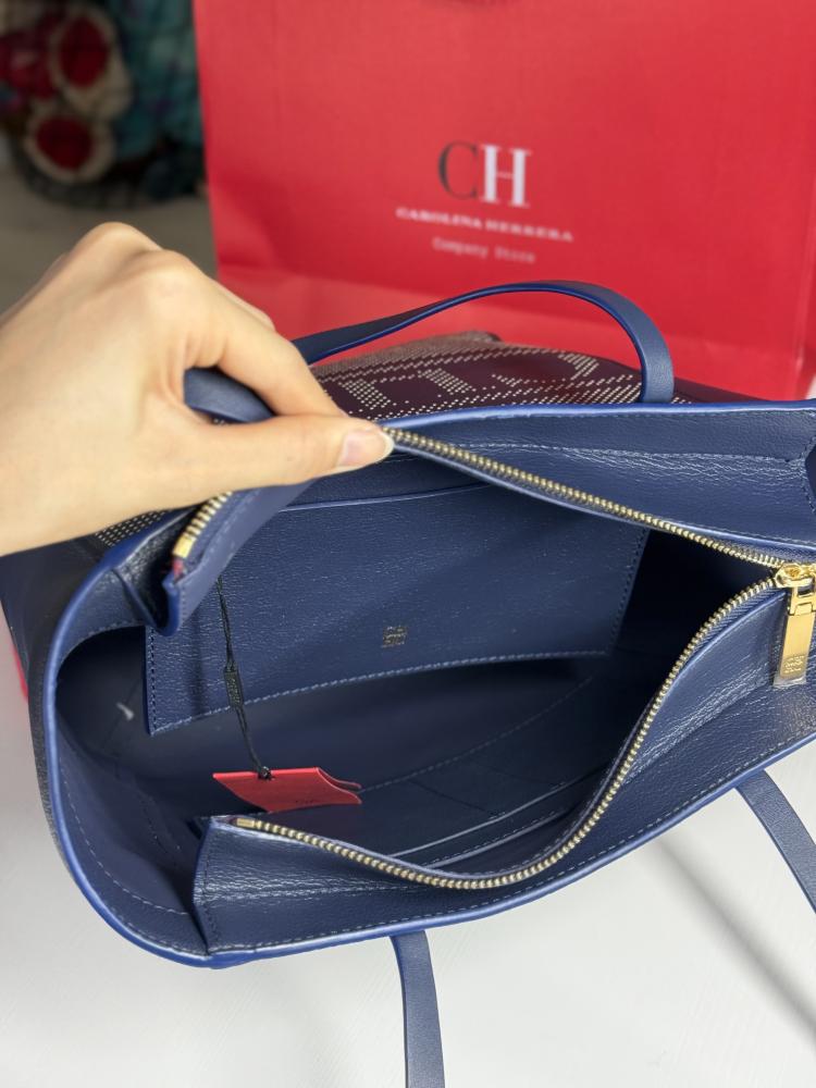 كارولينا هيريرا سمول توت بسحاب - كحلي/ ابيض  carolina herrera Top zip tote in navy with logo