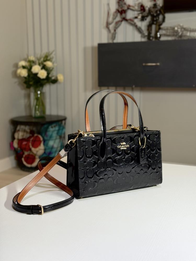 شنطة كوتش توت صغيره نينا سجنشر بلون اسود اامبوزد Nina Small Tote Bag In Signature Leather Black