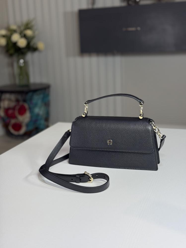 شنطة اجنر ديليا بلون اسود وتفاصيل ذهبيه سمول DELIA SHOULDER BAG S
