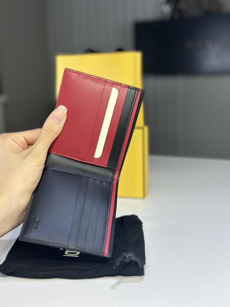 محفظة فندي جلد Fendi Shadow بتفاصيل سجنشر فخمه وعلامه فضيه- اسود/ احمر