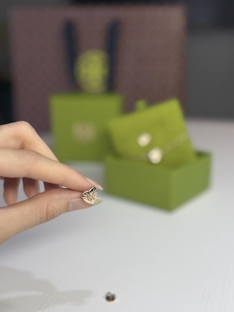 طقم توري برتش حلق و اسوار بقلب مرصع بلوقو كريستال tory burch heart bracelet earring set