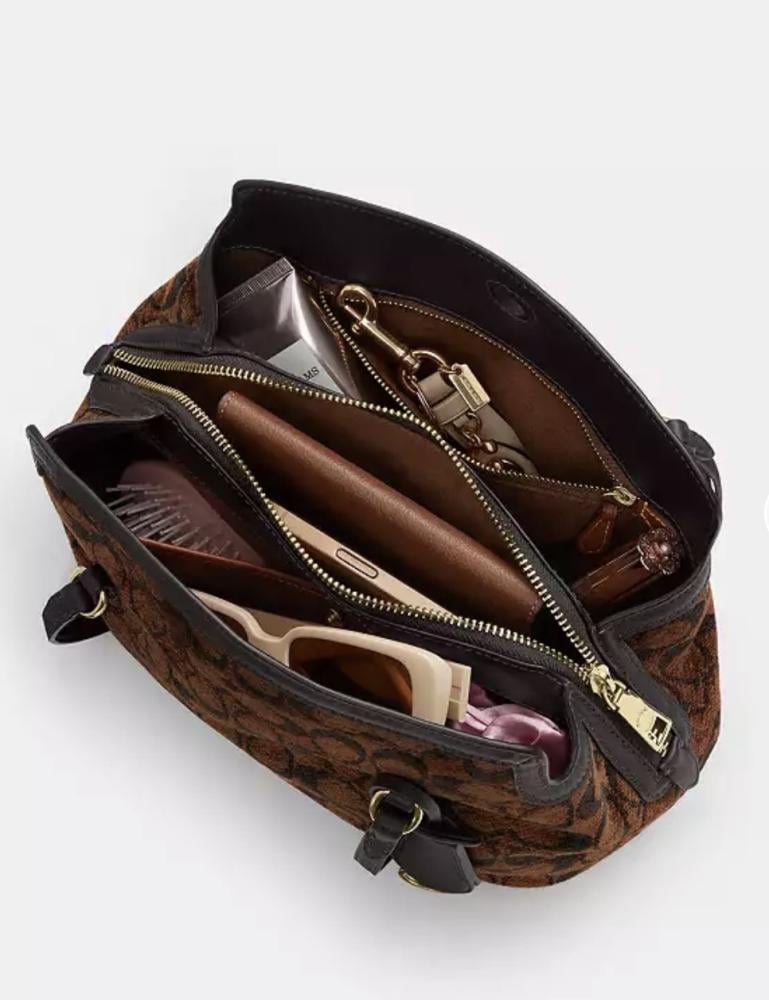 بالطلب ٣-٤ اسابيع شنطة ايلايز سمول كتف من كوتش Elise Shoulder Bag