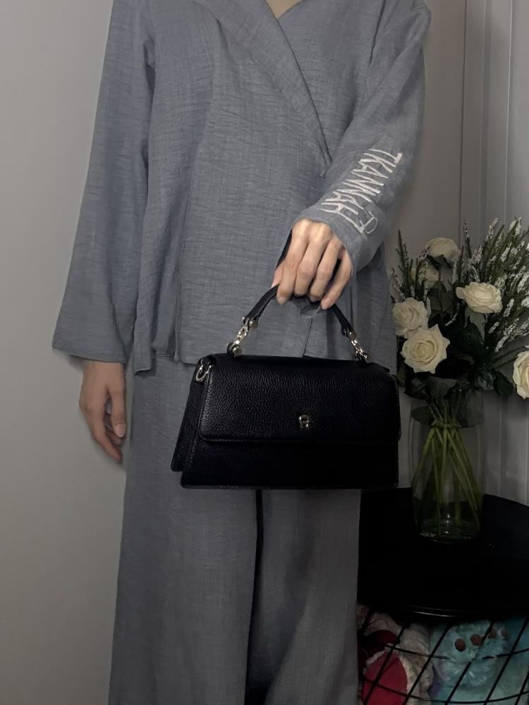 شنطة اجنر ديليا بلون اسود وتفاصيل ذهبيه سمول DELIA SHOULDER BAG S