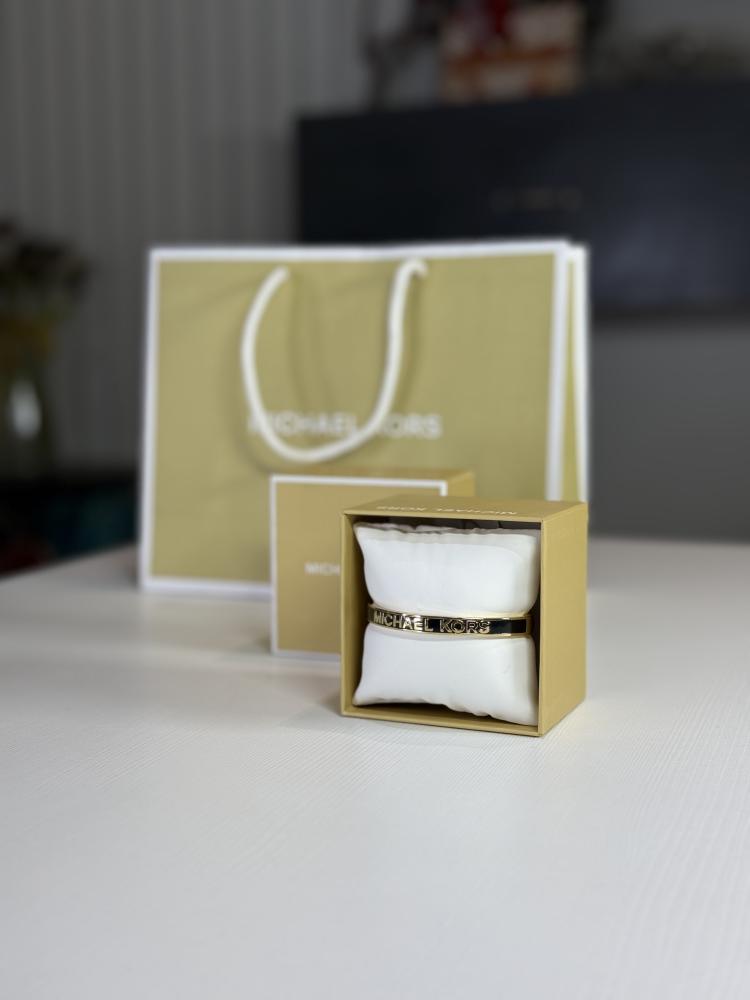 اسوار مايكل كورس بانقل نحيف اسود سجنشر Michael Kors Logo Bangle Bracelet Gold/Black
