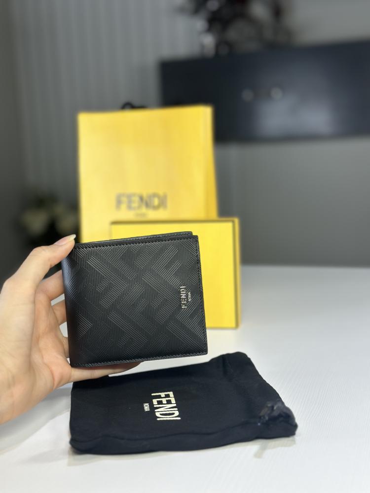 محفظة فندي جلد Fendi Shadow بتفاصيل سجنشر فخمه وعلامه فضيه- اسود/ احمر