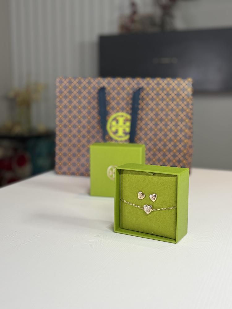 طقم توري برتش حلق و اسوار بقلب مرصع بلوقو كريستال tory burch heart bracelet earring set