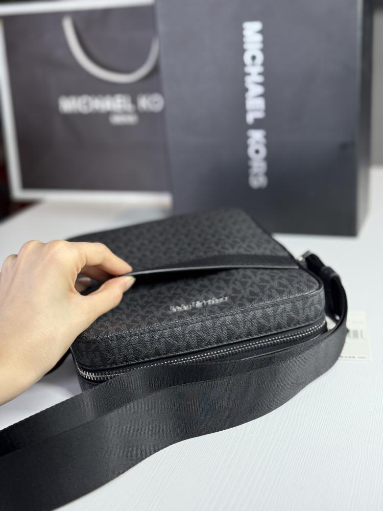 شنطة مايكل كورس كروس بودي سجنشر اسود كوبر Michael Kors Cooper Flight Mens Bag