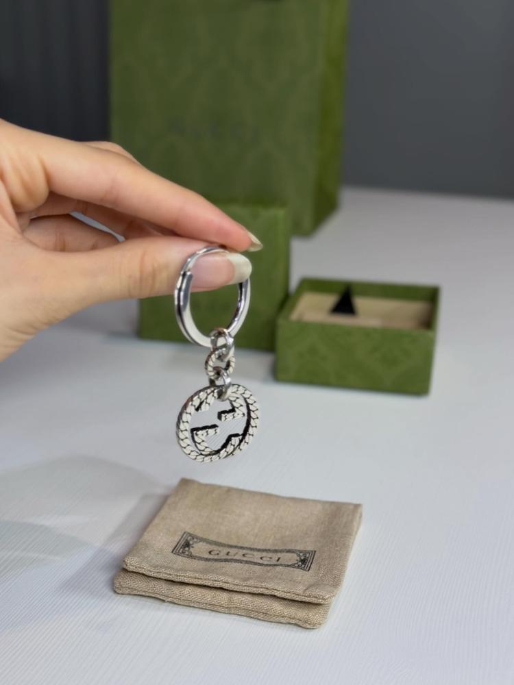 ميدالية قوتشي من الفضه بشعار متداخل Gucci Sterling Silver Interlocking G Keyring