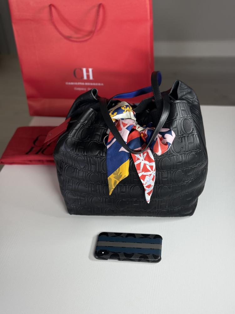 كارولينا ماتريوشكا اكس لارج سجنشر بلون اسود وسكارف كارولينا  MATRYOSHKA XL | LARGE SHOULDER BAG carolina herrera