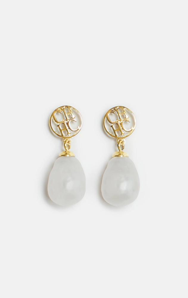 حلق كارولينا هيريرا BAROQUE EARRINGS بلولو متدلي وتصميم كلاسيك-ذهبي/ ابيض
