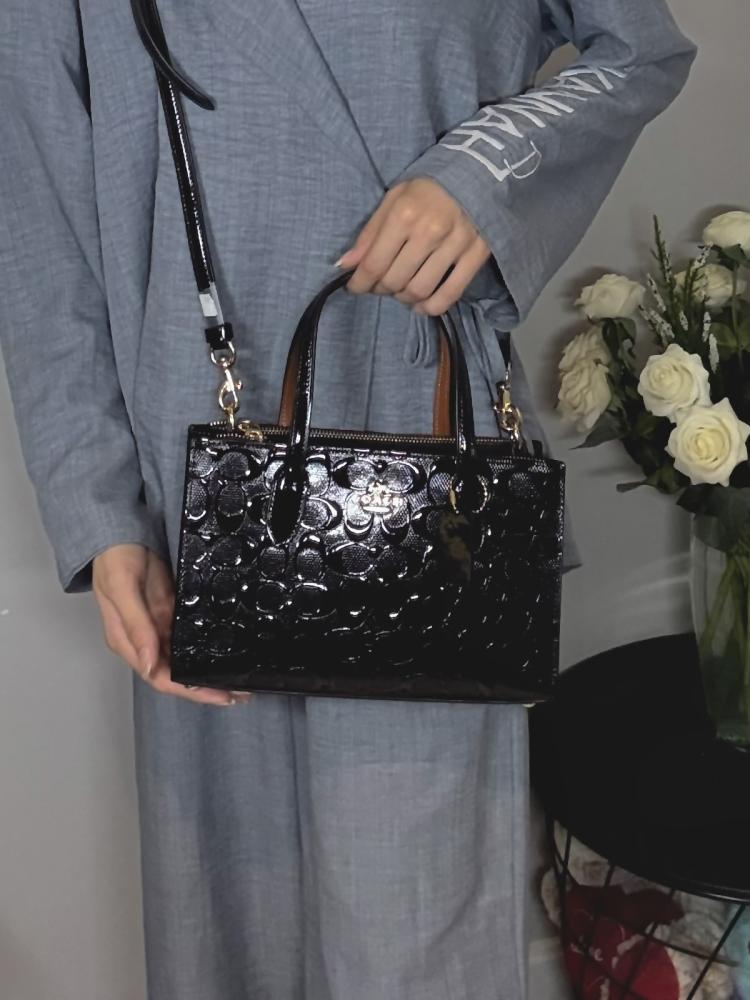 شنطة كوتش توت صغيره نينا سجنشر بلون اسود اامبوزد Nina Small Tote Bag In Signature Leather Black