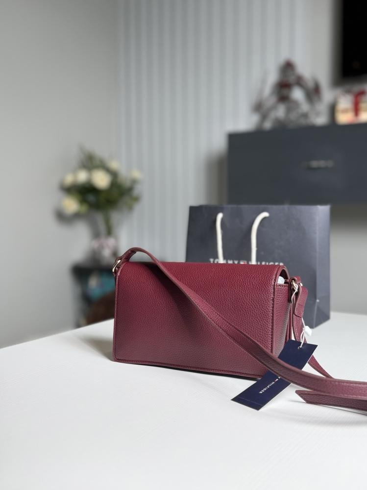 تومي هيلفيغر لايت كروس اوفر برغندي tommy hilfiger burgundy crossover foap