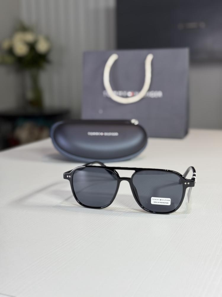 نظارة تومي افياتور بلاستيك اسود Tommy Hilfiger Black plastic frame aviator