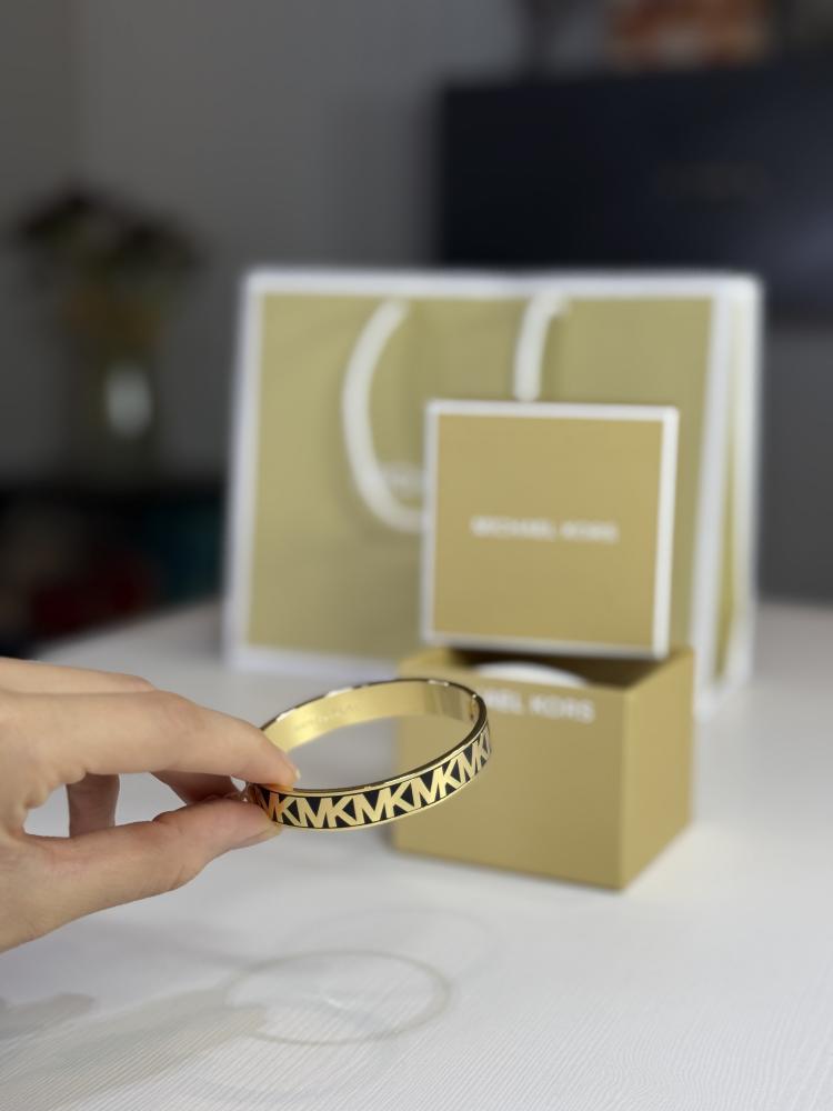 مايكل كورس بانقل عريض ذهبي واسود بالعلامه   MICHAEL KORS POLISHED GOLD BLACK LOGO 'MK' HINGE
