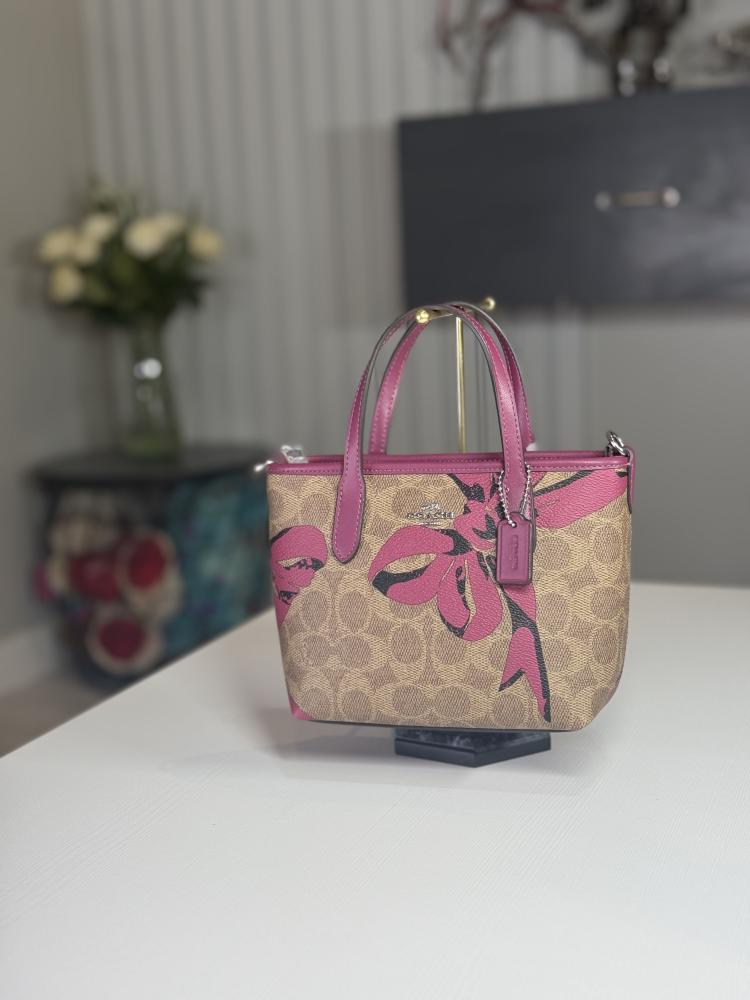 شنطة كوتش ميني سيتي توت ليميتد ادشن بربطات (باو) City Mini Tote Bag In Signature Canvas With Bow Print