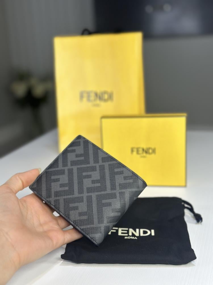 محفظة فندي محفظة Fendi Diagonal بلون رمادي وخط - سجنشر رمادي/ اصفر