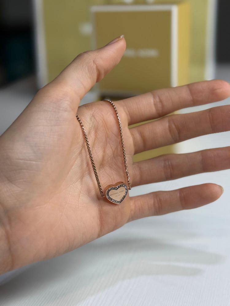اسوار مايكل كورس Michael Kors Heritage Pave Logo Heart Slide Bracelet قلب روز قولد بعلامة مايكل مرصع بكريستال وتصميم منزلق