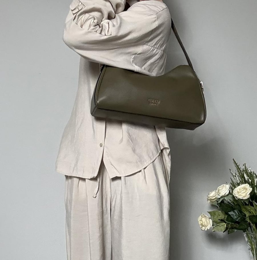 جس شنطة كتف تابيثا سمول جلد بني guess small shoulder tabitha brown signature bag