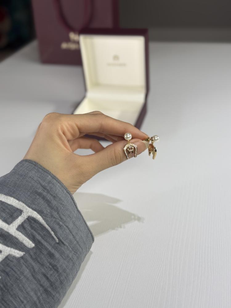 حلق اجنر ذهبي مرصع بالكريستال ومزين باللولو المتدلي Aigner gold pearl drop A690159