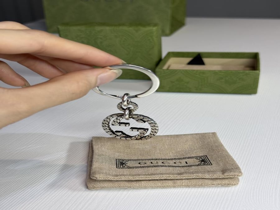 ميدالية قوتشي من الفضه بشعار متداخل Gucci Sterling Silver Interlocking G Keyring