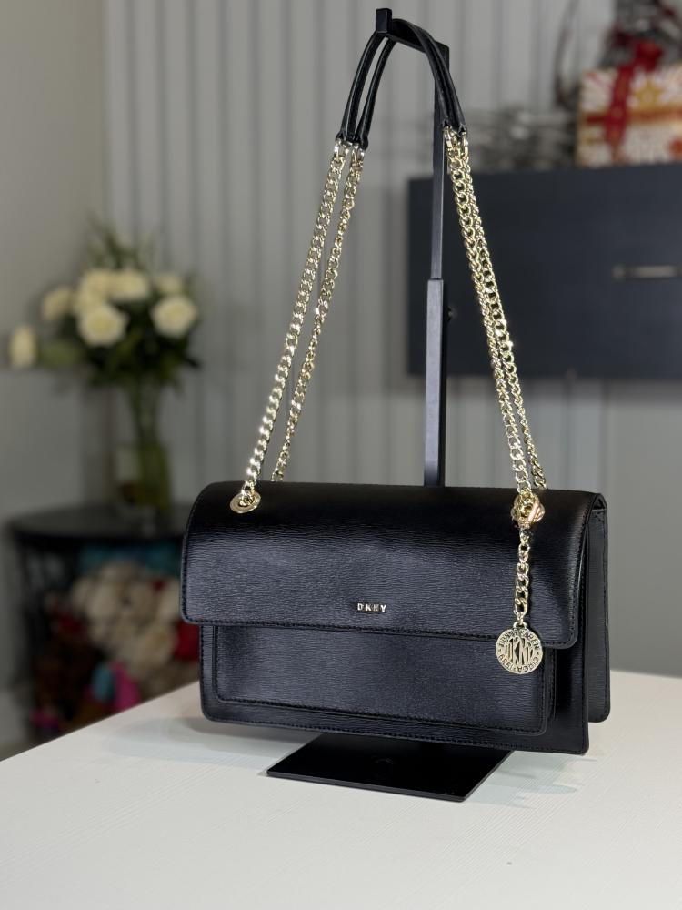 شنطة دكني جلد اسود فلاب كتف مع شارم LG CHAIN FLAP CROSSB