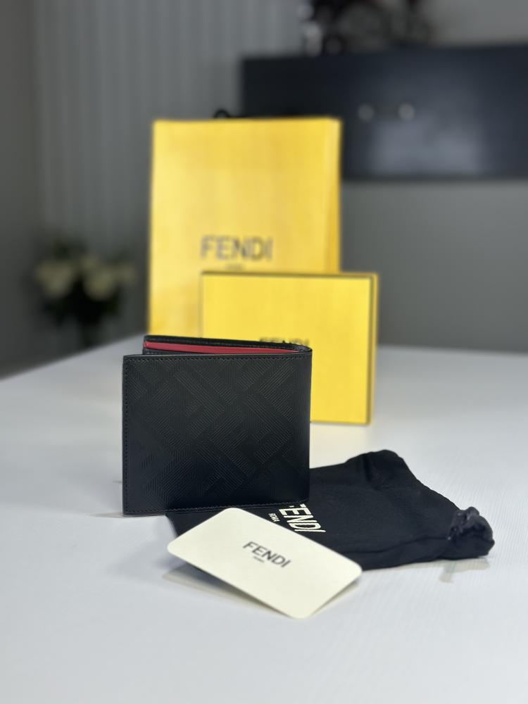 محفظة فندي جلد Fendi Shadow بتفاصيل سجنشر فخمه وعلامه فضيه- اسود/ احمر