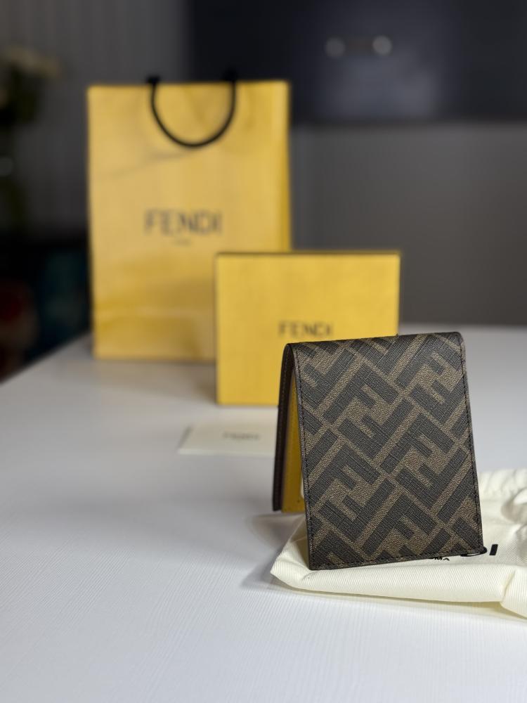 محفظة فندي سجنشر  بلوقو اصفر  Fendi Logo Printed Bifold Wallet