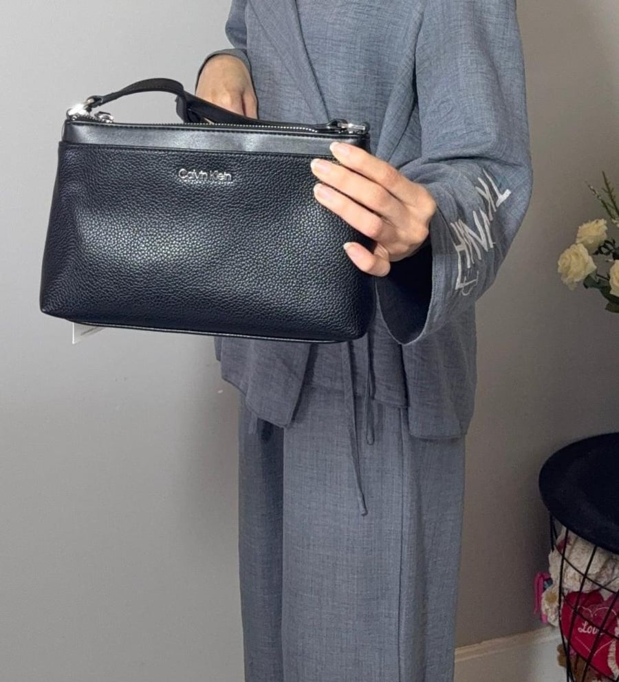 شنطة كالفن كلاين كروس بودي بثلاث جيوب اسود/ فضي calvin klein crossbody bubbled leather