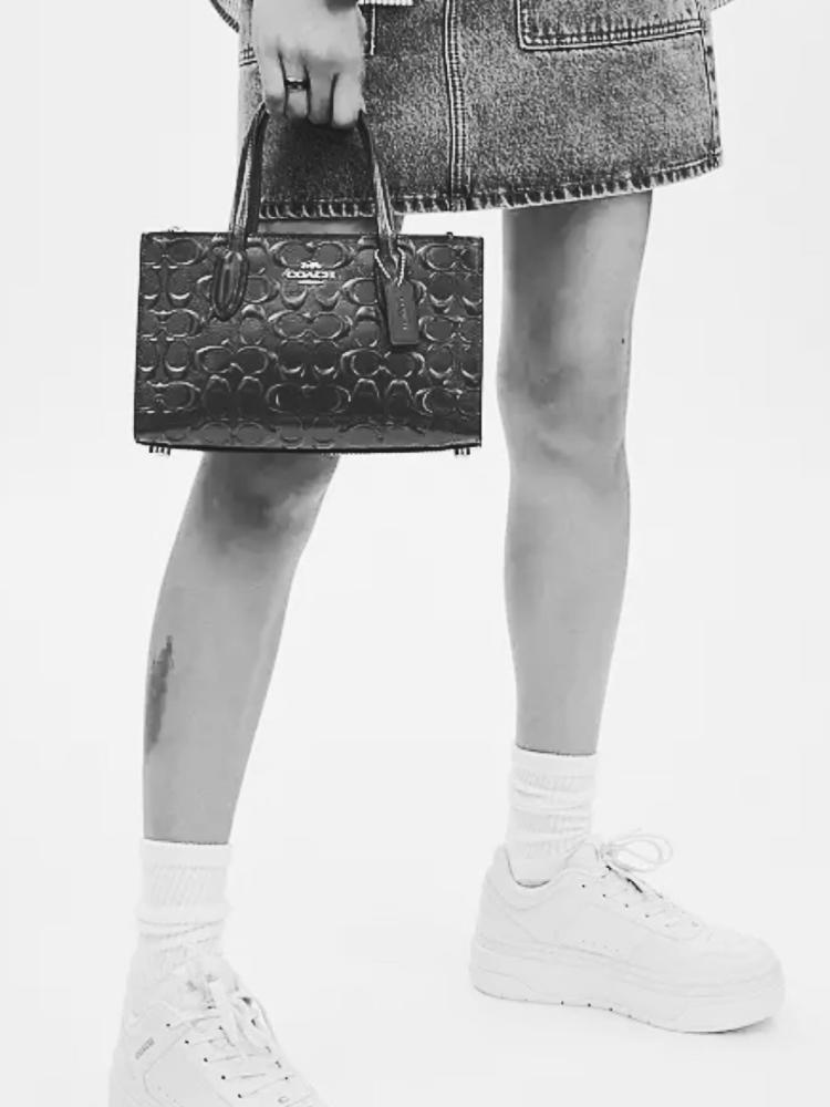 شنطة كوتش توت صغيره نينا سجنشر بلون اسود اامبوزد Nina Small Tote Bag In Signature Leather Black