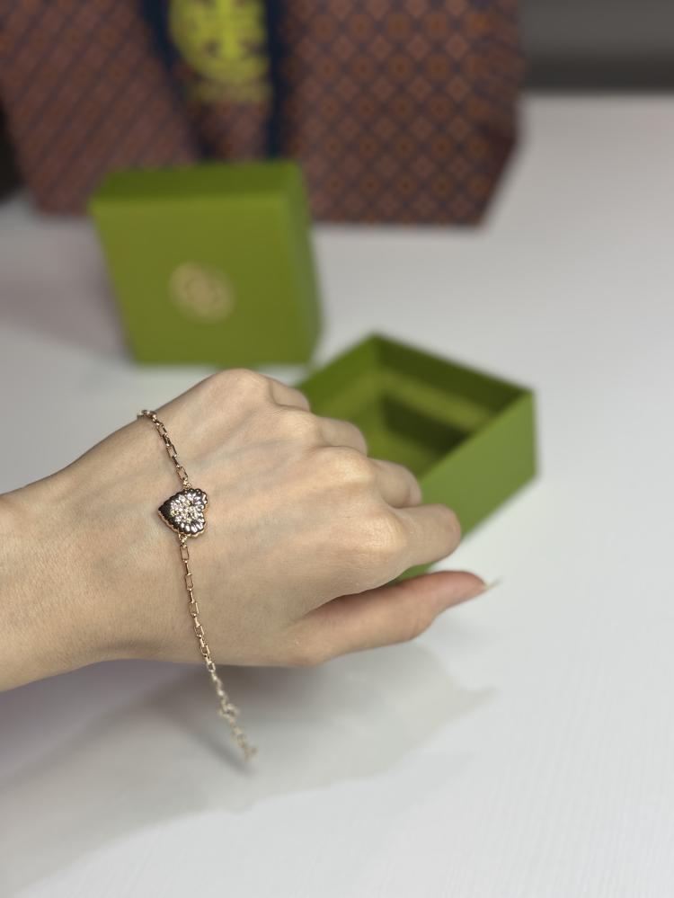 طقم توري برتش حلق و اسوار بقلب مرصع بلوقو كريستال tory burch heart bracelet earring set