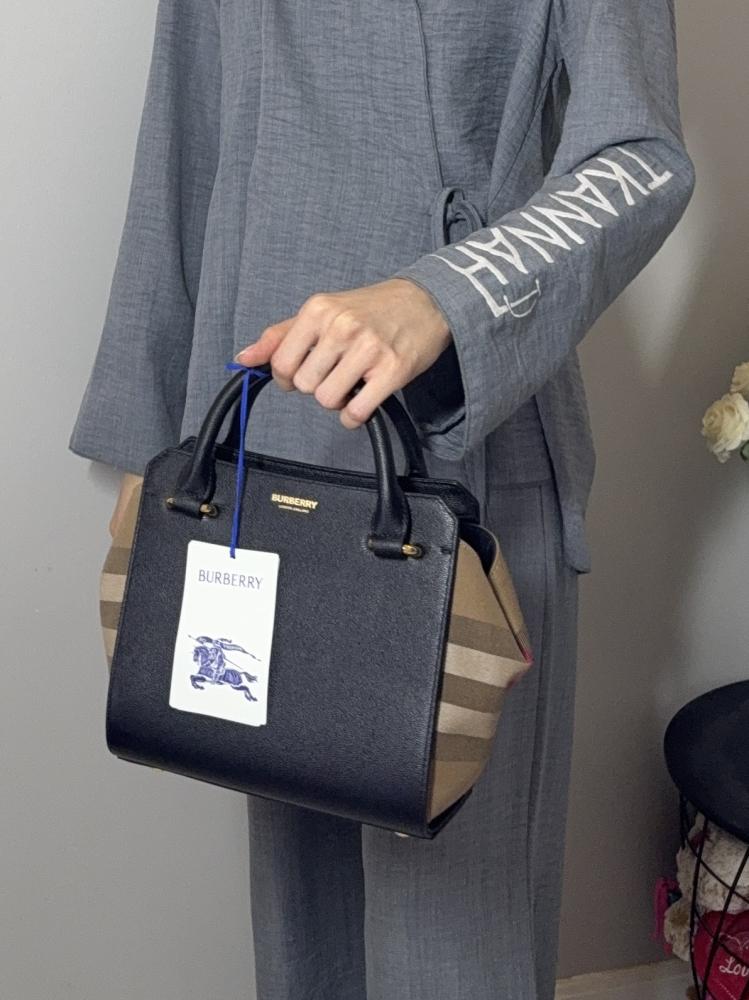 شنطة بربري ميني بانويل باللون الاسود وتفاصيل جانبيه سجنشر لوقو burberry mini banwell black bag