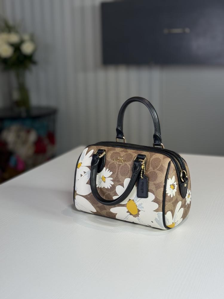 كوتش ميني روان سجنشر بطبعة ورد  COACH  CZ596 Signature Floral Print Mini Rowan