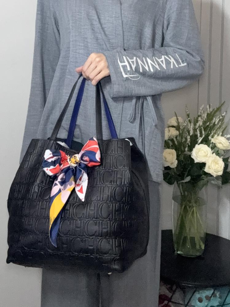 كارولينا ماتريوشكا اكس لارج سجنشر بلون اسود وسكارف كارولينا  MATRYOSHKA XL | LARGE SHOULDER BAG carolina herrera