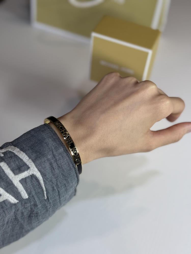 اسوار مايكل كورس بانقل نحيف اسود سجنشر Michael Kors Logo Bangle Bracelet Gold/Black