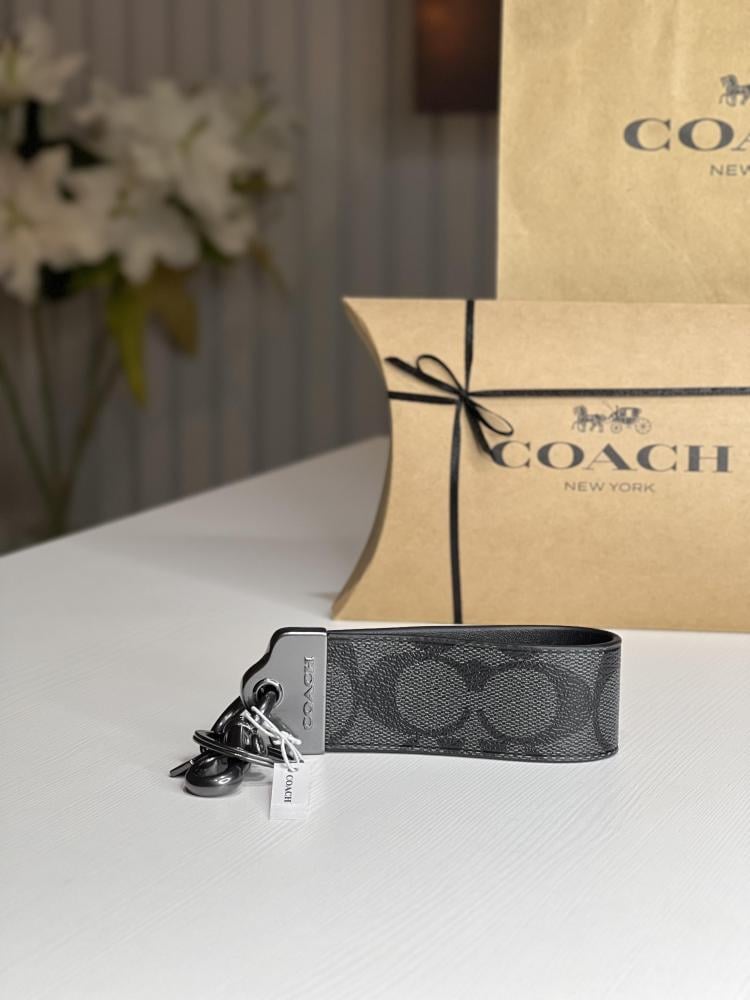 ميدالية كوتش رجاليه اسود سجنشر  coach keychain