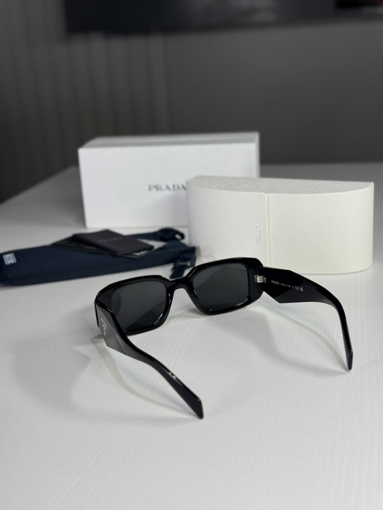 نظارة برادا بفريم بلاستيك اسود  وعلامه سجنشر Women’s Sunglasses PRADA SPR 17W 1AB-5S0