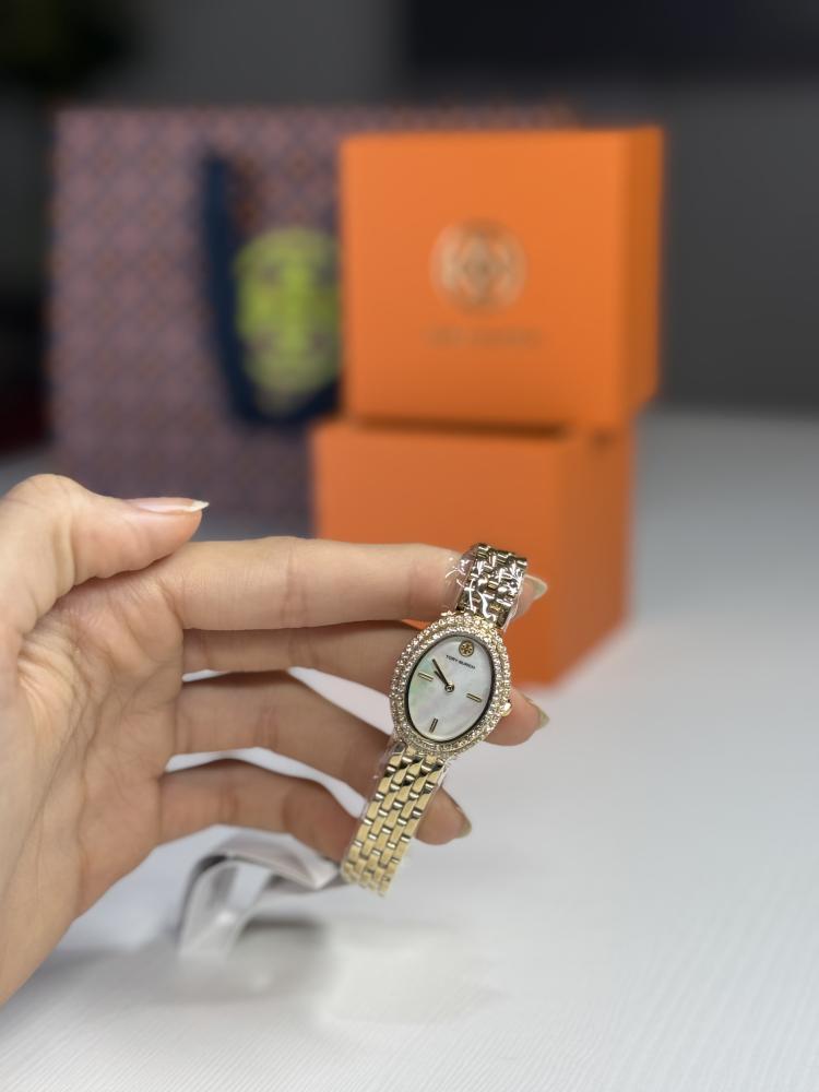 ساعة توري برتش بيضاويه ذهبيه ومرصعه باحجار البافيه OVAL WATCH