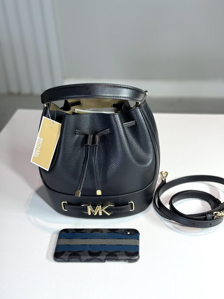 شنطة مايكل كورس بوكيت اسود وذهبي Michael Kors small bucket bag