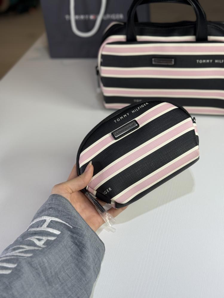 شنطة تومي بمسكات بتصميم مخطط بالوردي وعلامة تومي مع شنطه صغيره  Tommy Hilfiger chic striped bag