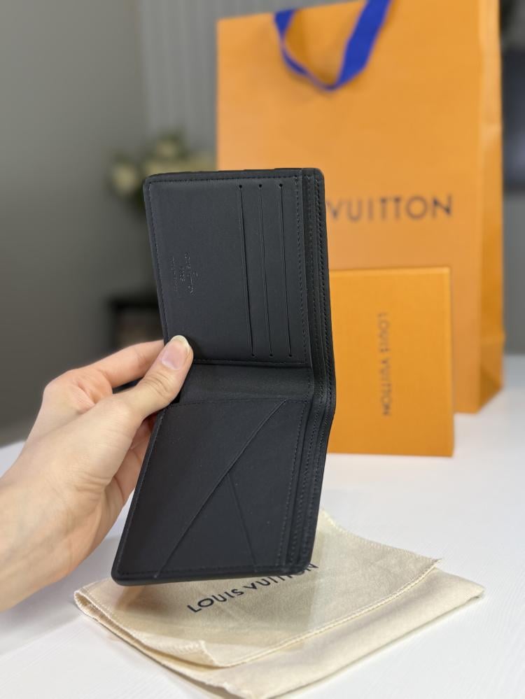 لويس فيتون محفظه رجاليه كالف بطبعة سجنشر M82072 Multiple Wallet