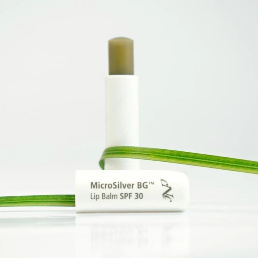 مايكرو سيلفر BG مرطب شفاه CNC بعامل حماية من الشمس SPF30 والفضة الدقيقة من سي ان سي 4.6g