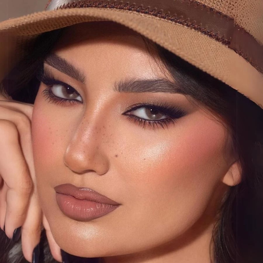 محدد عيون سائل من قزاز - أسود