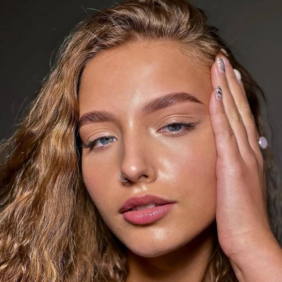 قلم حواجب سائل وجل مزدوج من اوبرا ماك - بني