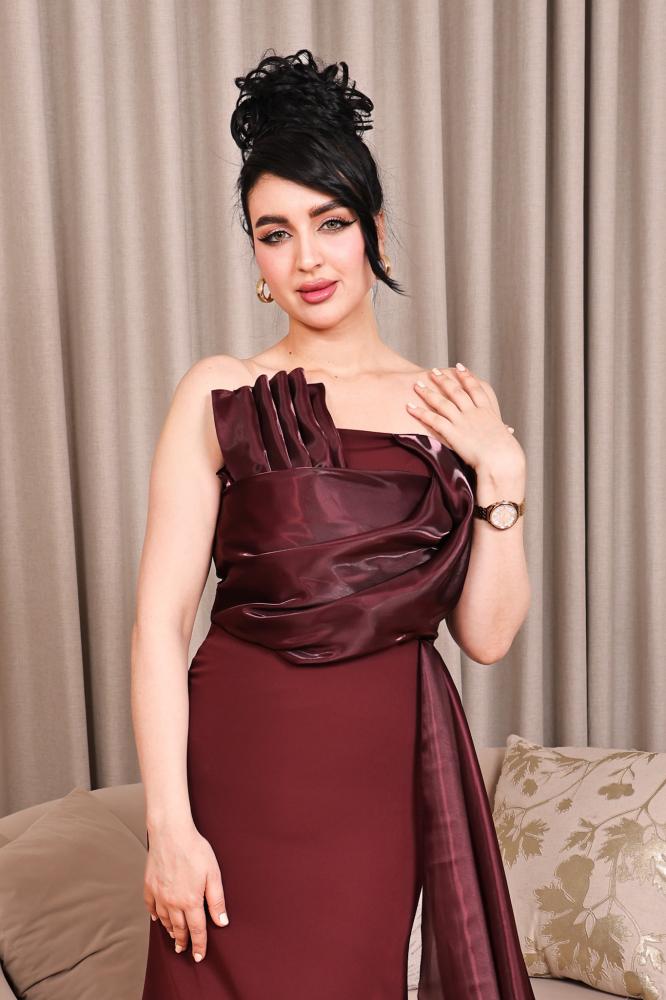 فستان سهره ملكي بتفاصيل ساتان فاخرة
