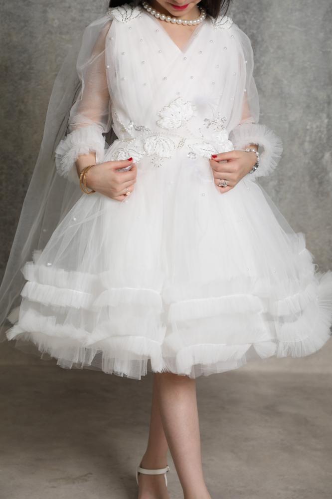 Girls' white dress with a luxurious and modern look